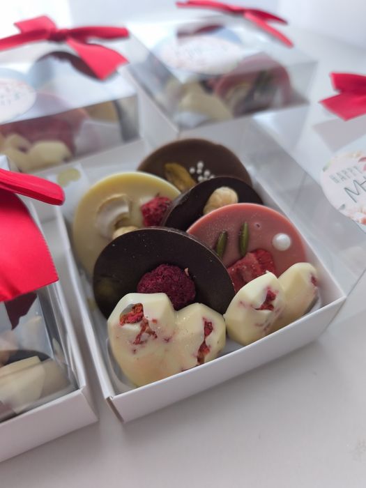 Cutii de ciocolată și mix de fructe uscate