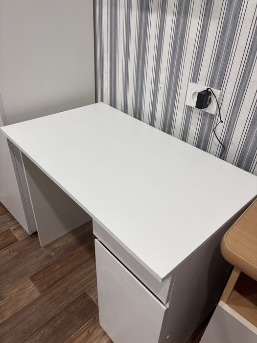 Стол письиенный белый