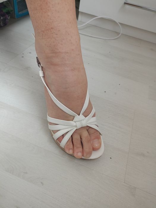 Vând sandale dama,noi,mărimea 39.