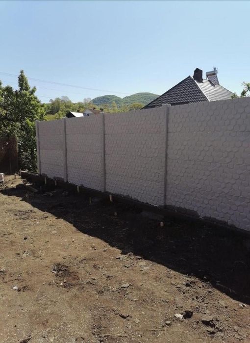 Gard din placi de beton montaj