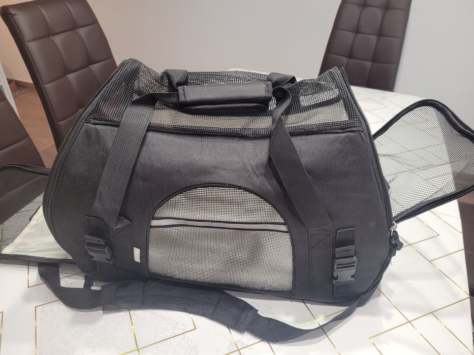 Преносима чанта за домашен любимец.