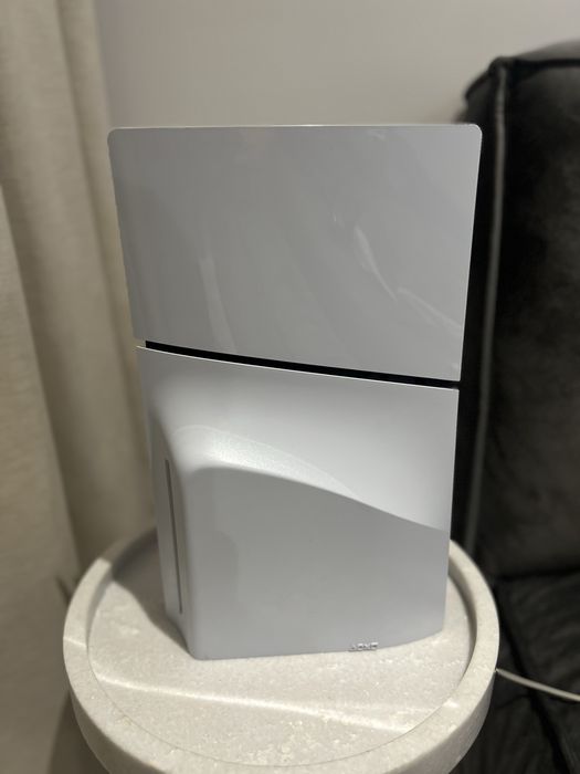Vand consola Playstation 5 slim cu doua manete +Disc.  Playstation vine cu 11 jocuri pe disc iar 3 jocuri instalate digital pe cont.