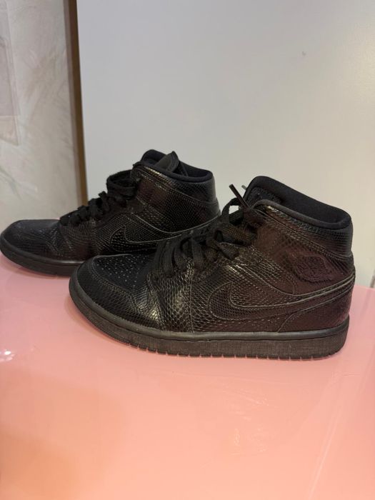 Vand adidasi Air Jordan 1 Mid ,,Black Snakeskin”