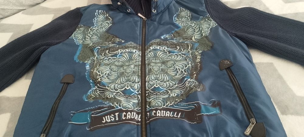 Продавам мъжко оригинално яке на Just cavalli