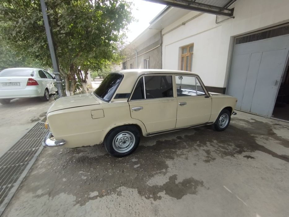 Vaz 21011 sotladi