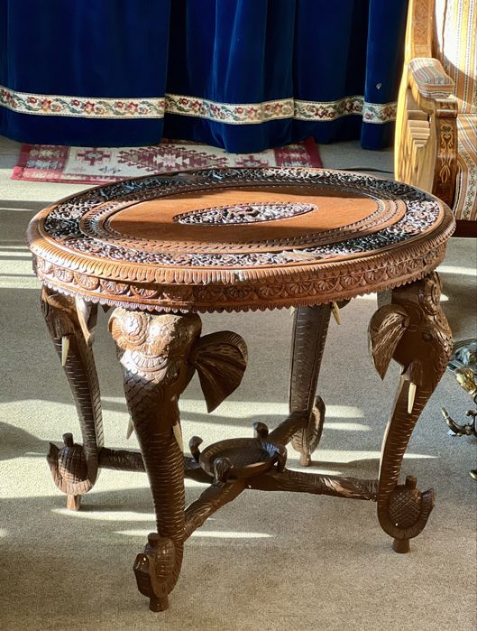 Măsuță sculptată manual cu elefanți – lemn masiv, piesă deosebită