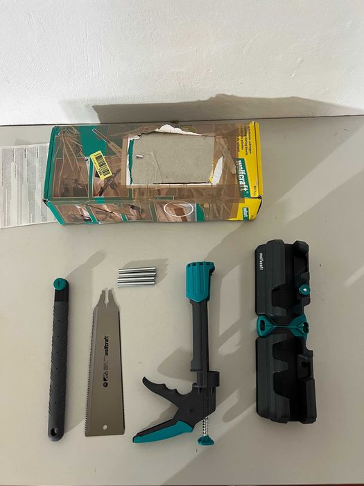Wolfcraft 6977000 – Set complet pentru montarea plintelor, cu șablon, cutie de tăiere, fierăstrău japonez și pistol de silicon