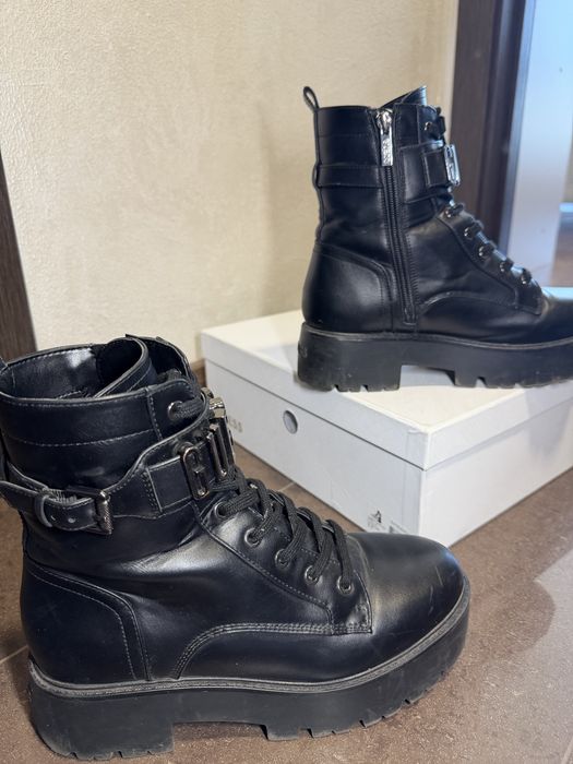 Боти GUESS р-р 39