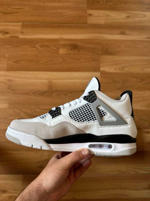Sneakers Jordan4 cu eticheta (nu Nike, Gucci, Adidas, Balenciaga)