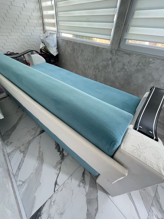 Vând canapea extensibilă 3 locuri, material velvet verde.