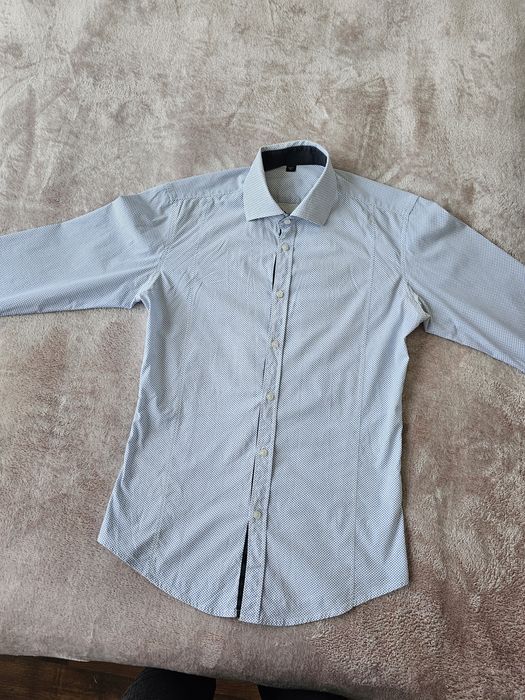 Риза бяла на сини точки размер S slim fit.