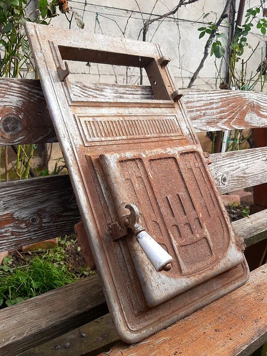 ușă teracotă din fontă