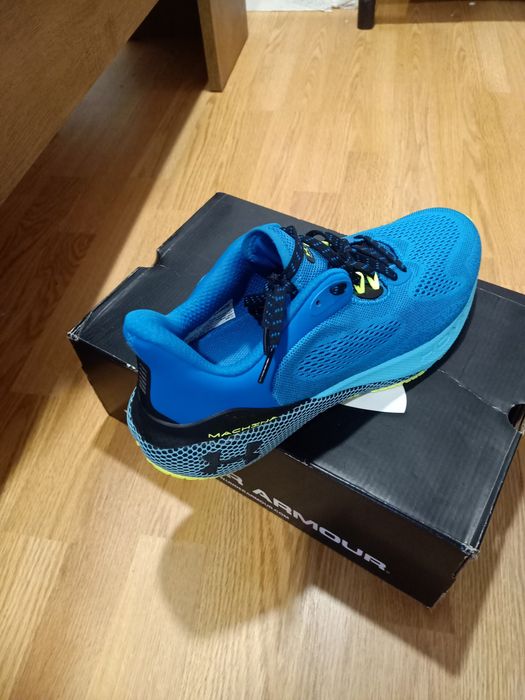 Vând pantofi sport Underarmour HOVR  mărimea 45