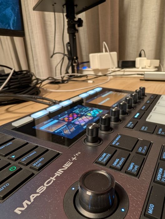 Native Instruments Maschine Plus + Decksaver +най-бързата съвместима 128GB карта, гаранция до 2028 + подарък