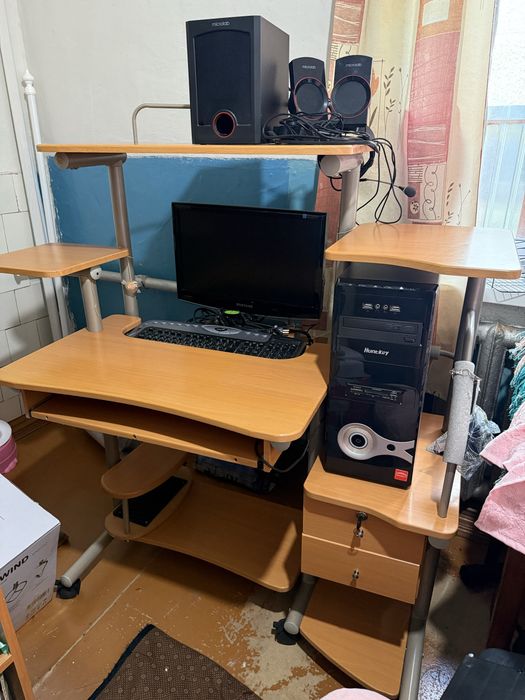 Продам компьютерный стол