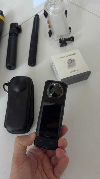 Pachet complet Insta360 X4 + accesorii în valoare de peste 1.500 lei: carcasă subacvatică, Premium Lens, selfie stick extins 3m, monopiede și huse.