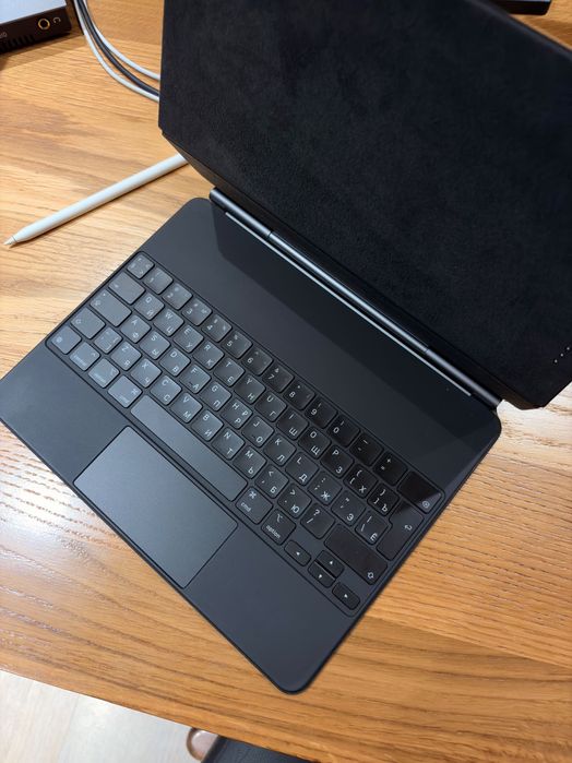 Продам чехол клавиатуру для iPad Pro 12.9
