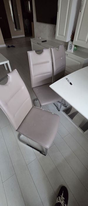 Masa dining cu scaune