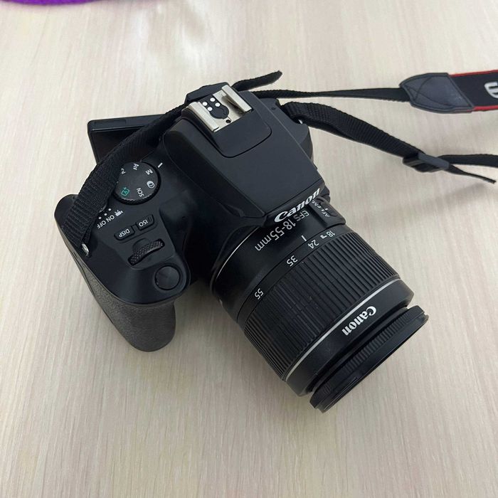 Фотоаппарат Canon 250D