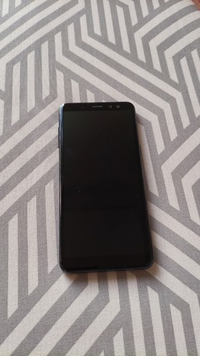 Смартфон Самсунг А8 в рабочем состоянии