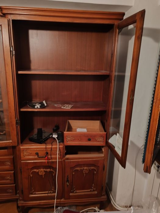 Bibliotecă vintage din lemn masiv, model clasic elegant