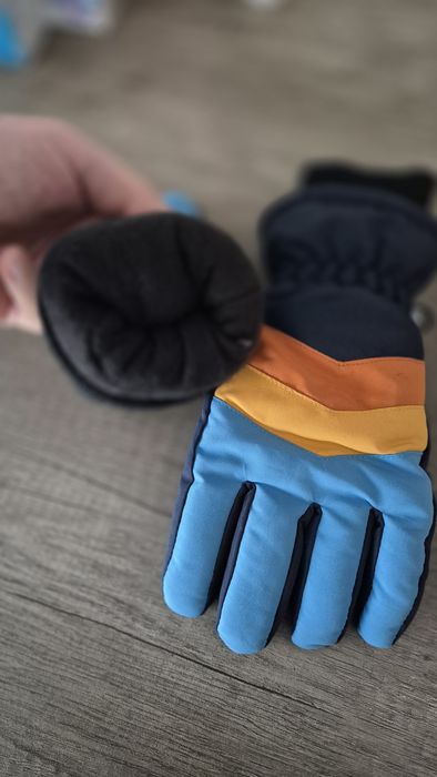 Mănuși iarna impermeabile C&A - copii  , 5 -6 ani.  Folosite foarte pu