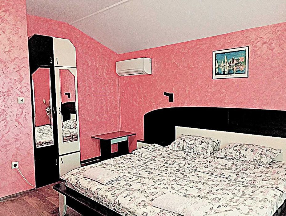 Целогодишни нощувки във Варна. Свободно паркиране! Стаи и студия със собствен санитарен възел.