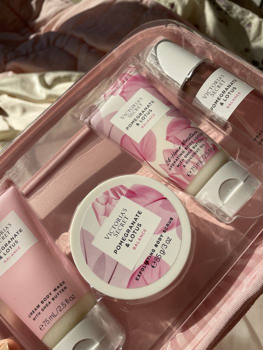 Комплект с несесер и козметика на victoria’s Secret