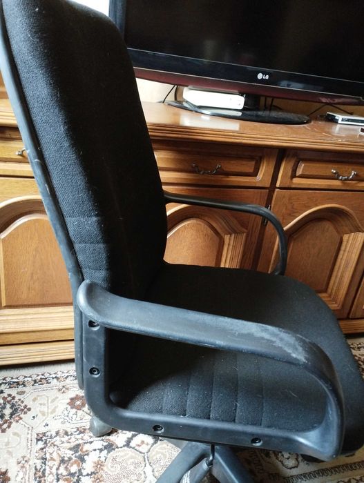 Продавам запазен офис стол черен