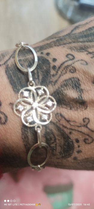 Сребърна гривна цвете с камъчета