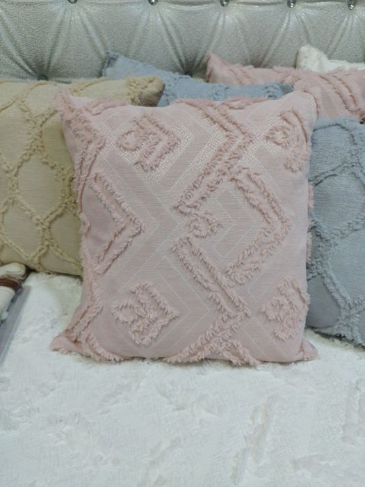 Декоративни възглавнички с текстуриран геометричен дизайн