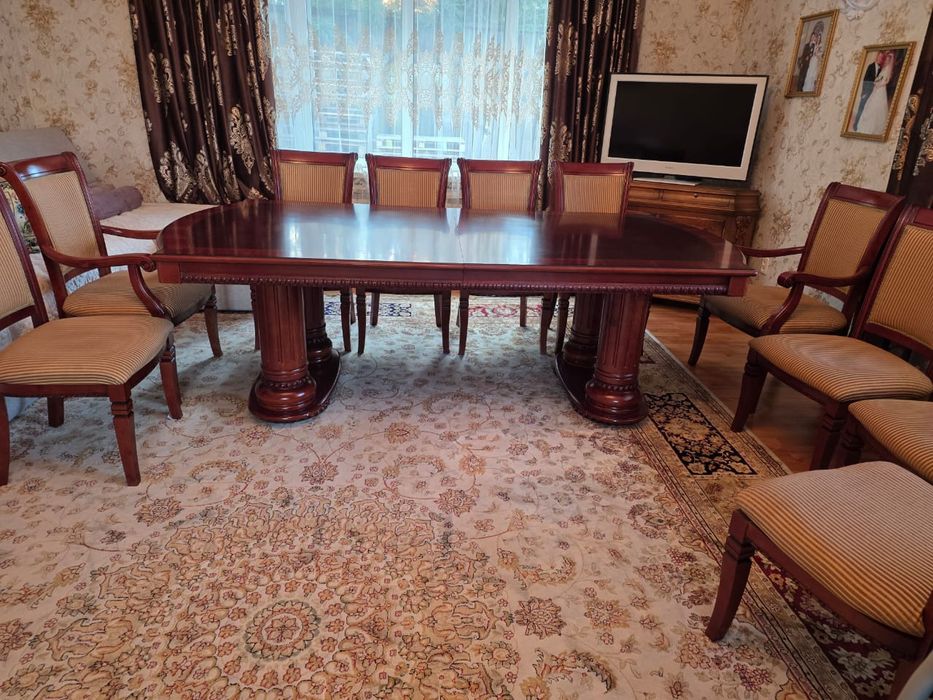 Стол со стульями