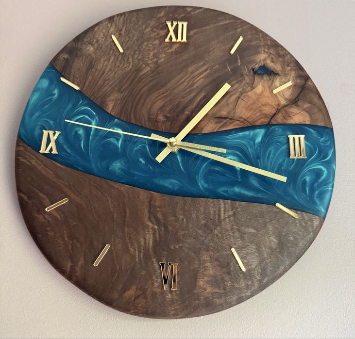 Ceas handmade premium din lemn de nuc și rășină epoxidică