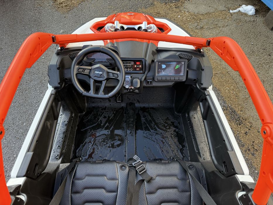 Акумулаторен джип Can-Am Maverick 4x4