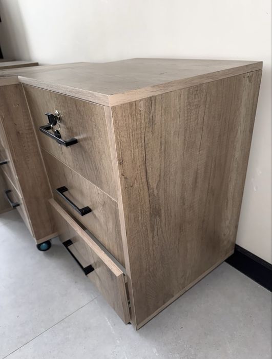 Тумбочки для офиса, кабинета. На колесиках и без. 54 шт в наличии