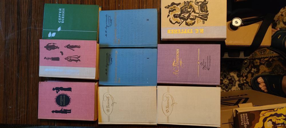 На руски: Джек Лондон, К. Чапек, М. Твен, Р. Л. Стивъндън