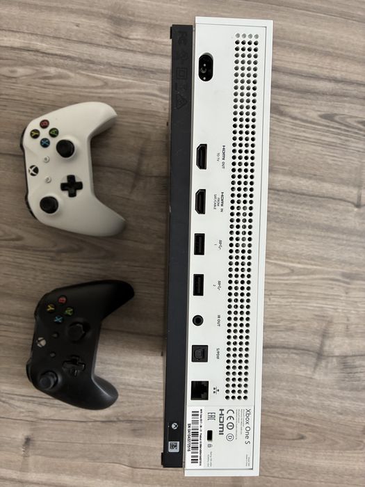 Игровая приставка Microsoft Box One S