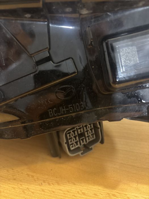 Фар Mazda 3 19-23