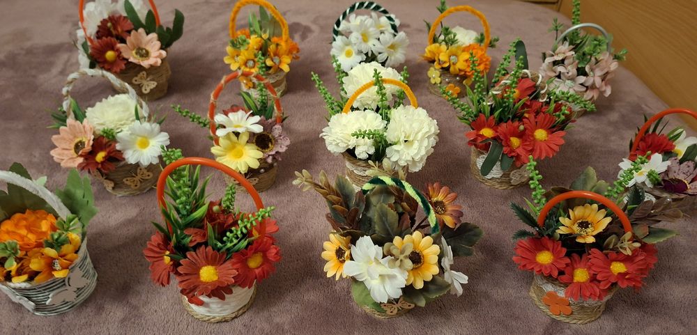 Цветя в ръчно изработена кошничка