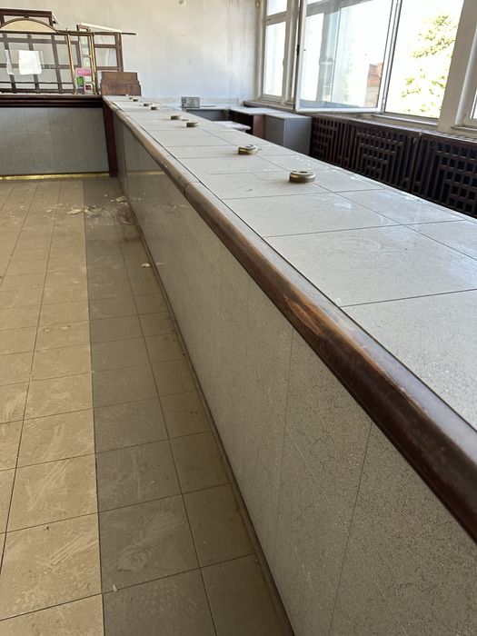 банкови гишета, бар, тизгях с автентична визия