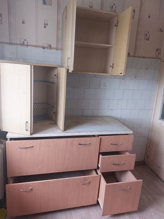 Продам стол шкафы для кухни