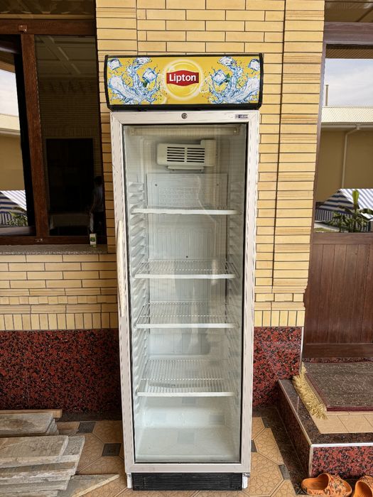 Продаётся холодильник витрина UGUR