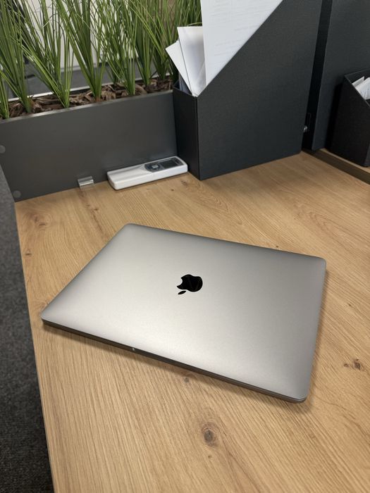 MacBook Pro 13-inch, 2019, Retina IRIS Plus, Touch Bar - Перфектен