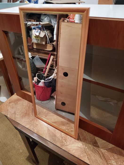 Огледало с рамка от дърво