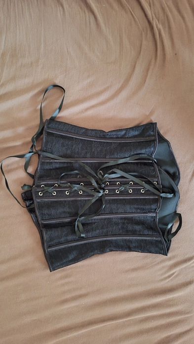 Черен корсет – тип бюстие