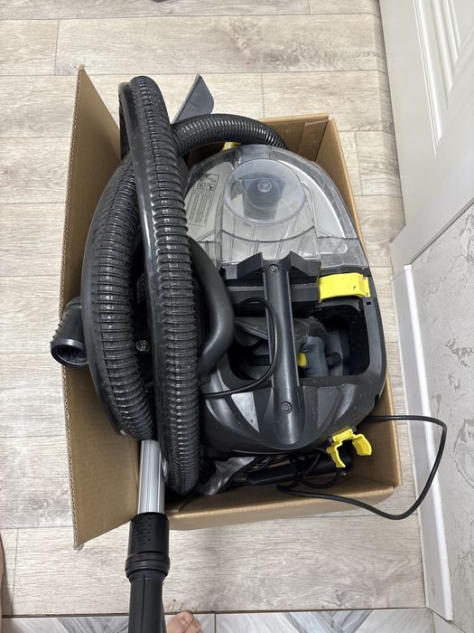 Моющий пылесос почти новый
