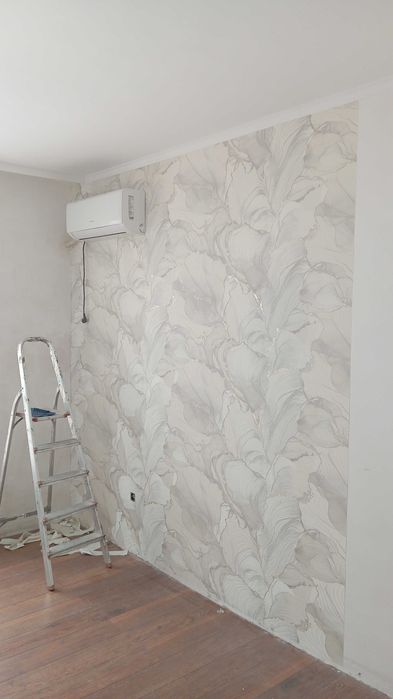 Поклейка обоев и покраска
