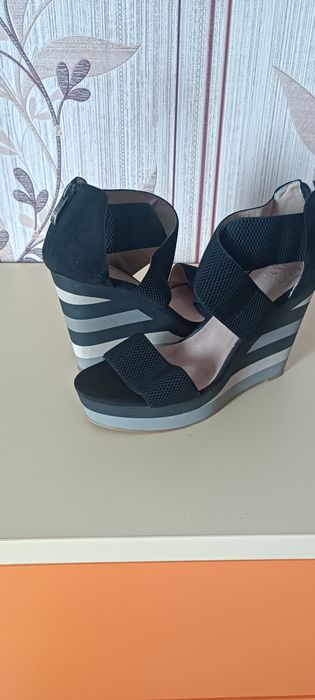 Босоножки на танкетке