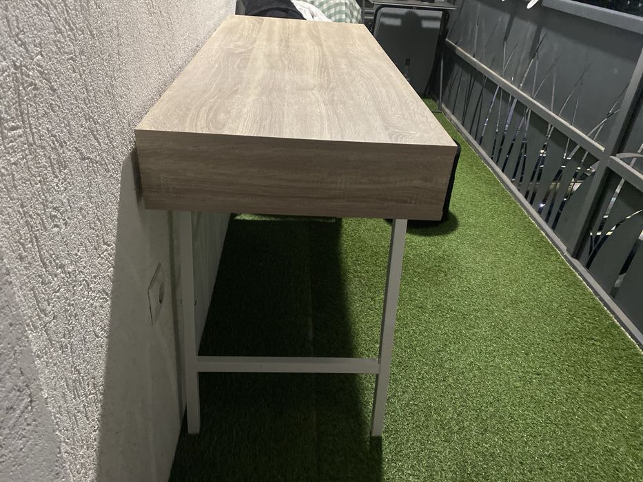 Birou Jysk cu blat maro in stare buna folosit pentru scoala
