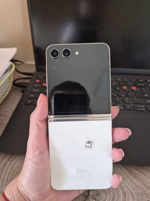 Продавам Samsung Galaxy Z Flip 5, 512GB, цвят Cream. Без забележки!